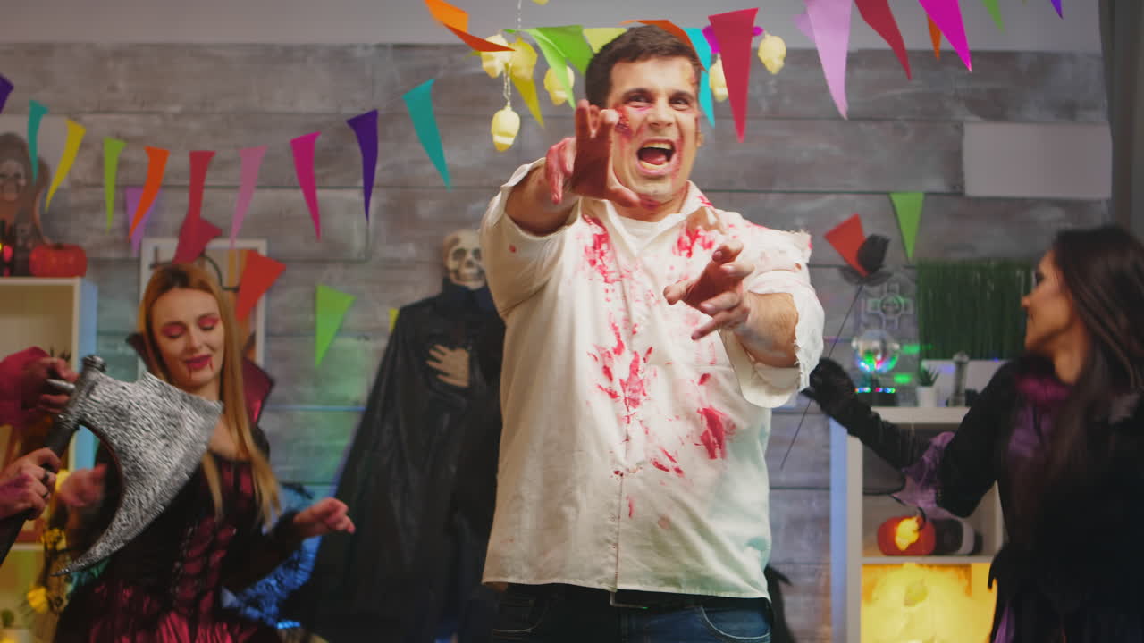 un hombre adulto disfrazado de zombi aterrador.