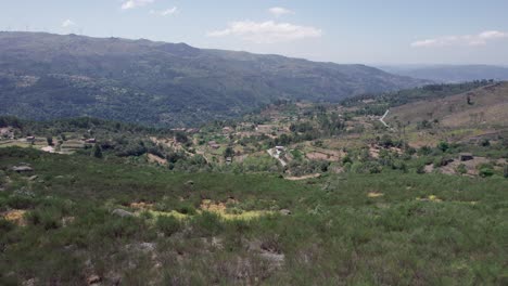 ruinas de una cabaña de piedra prehistórica sobre el valle del campo, portugal