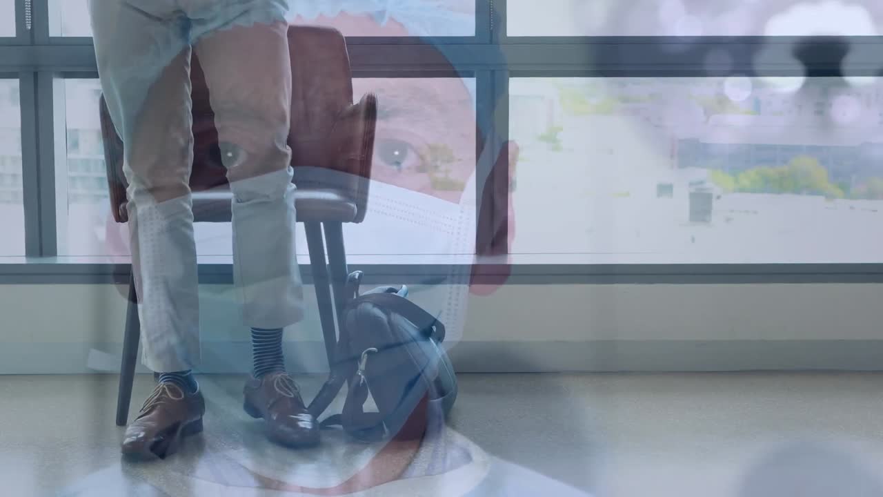 수술실에서 백인 수술사에게 스마트폰을 사용하는 남자의 비디오