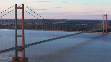 Goldener-Horizont-über-Der-Humber-Bridge-Mit-Autos-In-Rhythmischer-Bewegung