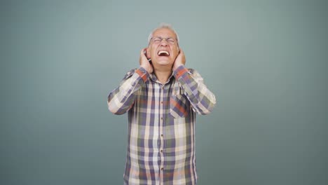 man with migraine is experiencing pain.