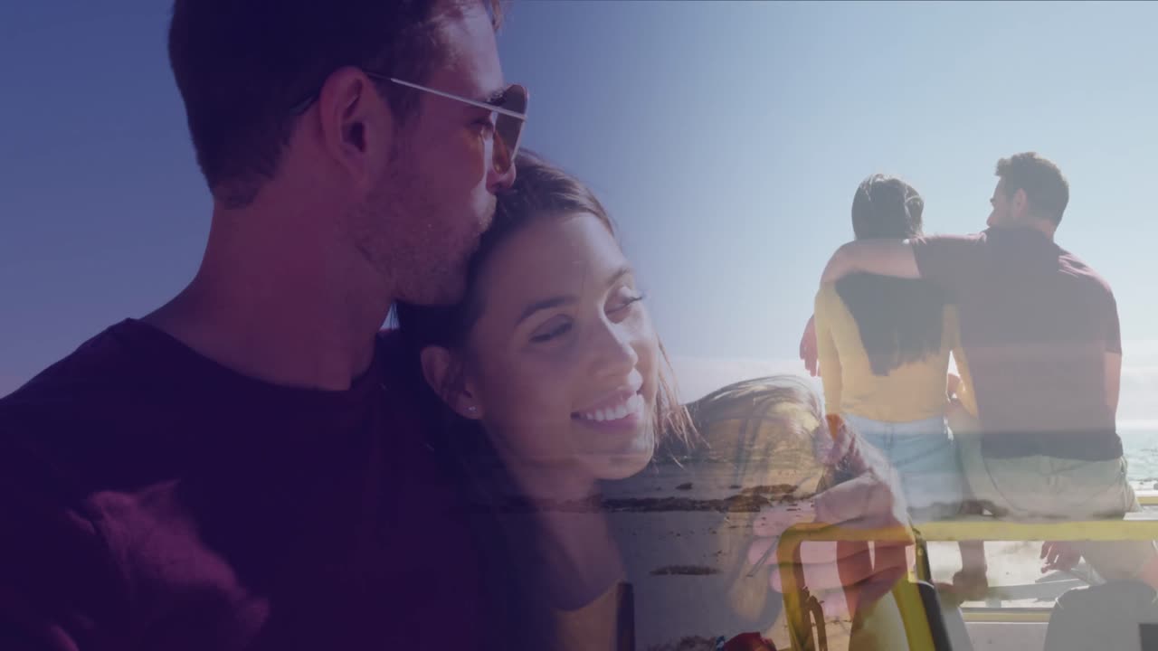 해변에서 행복한 백인 부부 위의 점들의 애니메이션