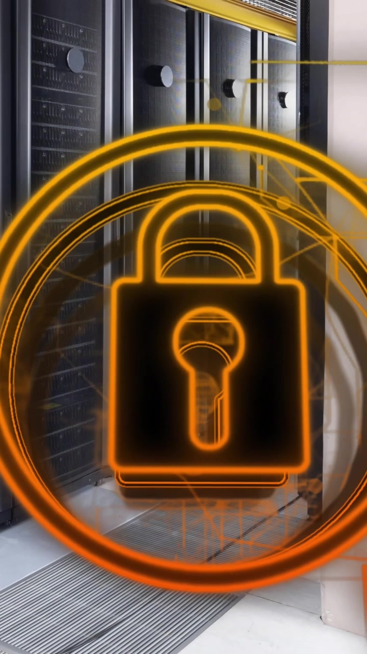 Icona a lucchetto, rete luminosa ed elaborazione dati su sala server