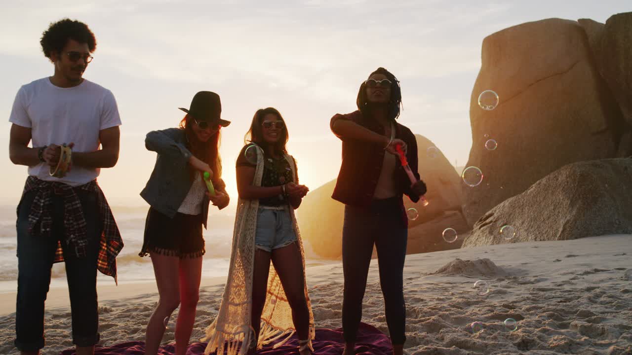 해변에서 그들의 모든 문제를 잊고