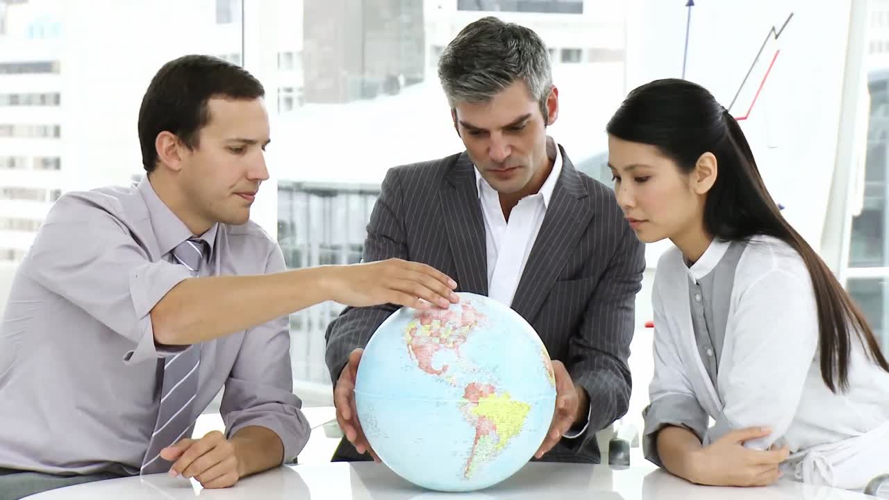 una reunión del equipo de negocios sobre la expansión