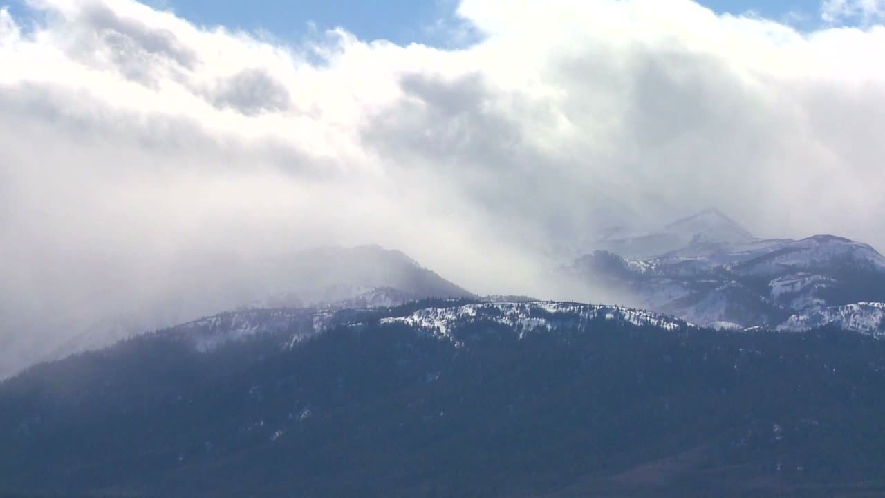 겨울에 고산 산맥 꼭대기에 구름이 흩날린다