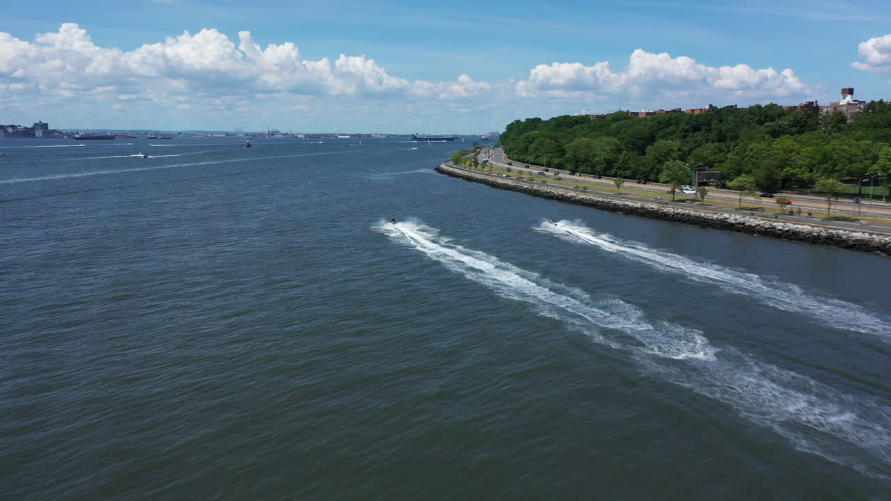 제트 스키 두 대 뒤의 조감도