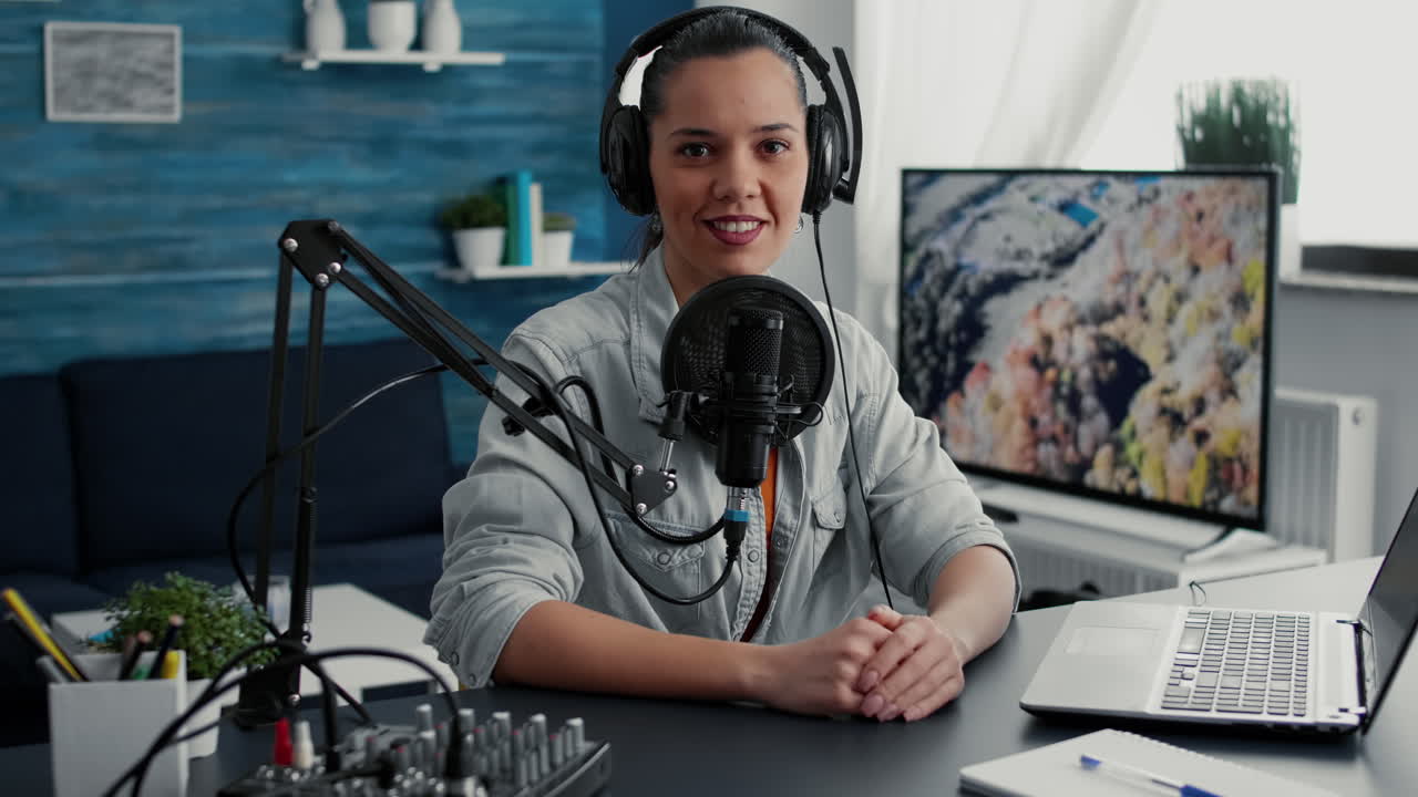 Radiovært besvarer spørgsmål fra lyttere på bærbar computer, mens han optager video