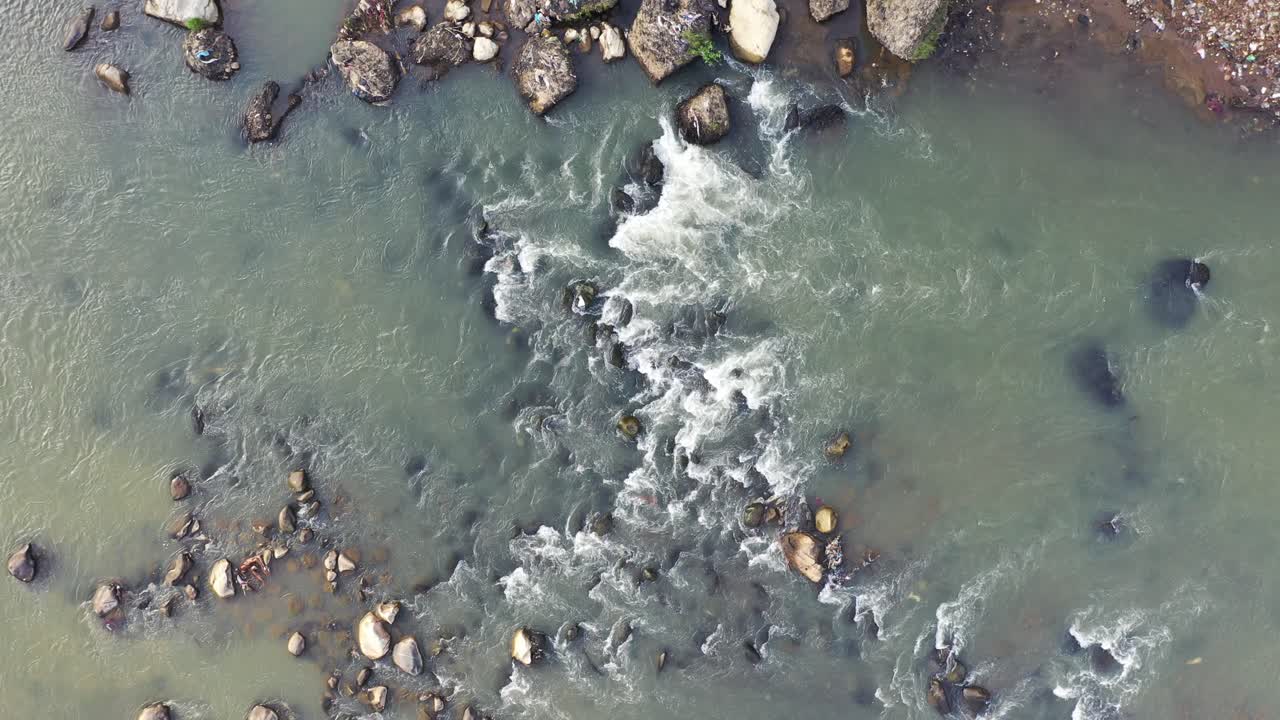 vista aérea de un río con rápidos y rocas