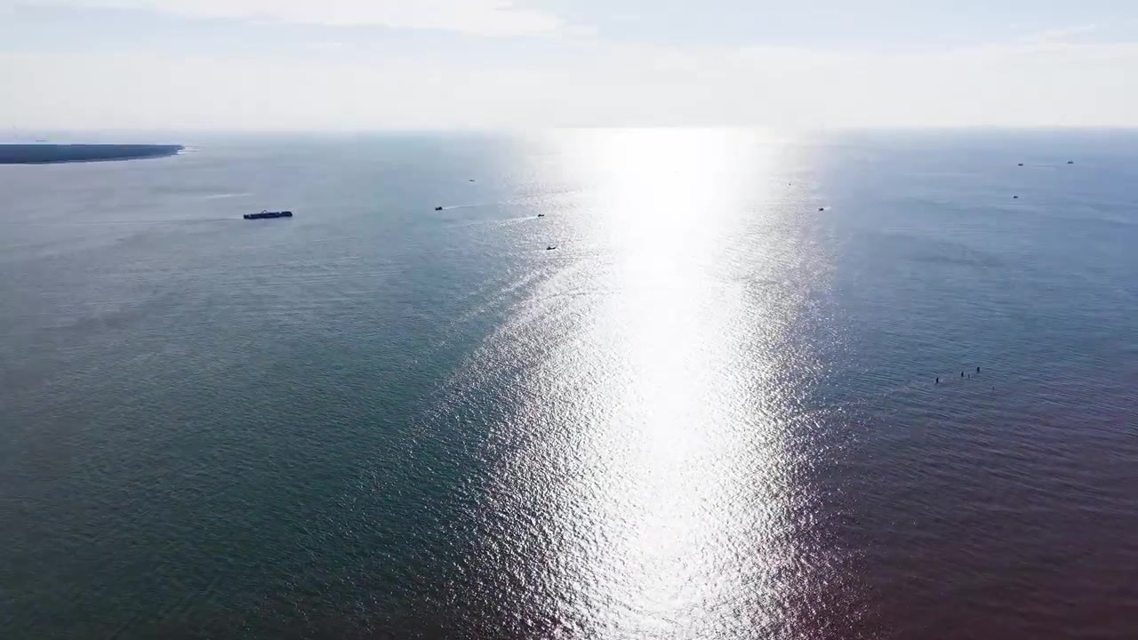 Le persone si godono il sole e l'acqua alla spiaggia di Thua Duc a Vinh Long, in Vietnam. Le onde calme e il cielo limpido attirano i visitatori. È un ottimo posto per rilassarsi e divertirsi in riva al mare