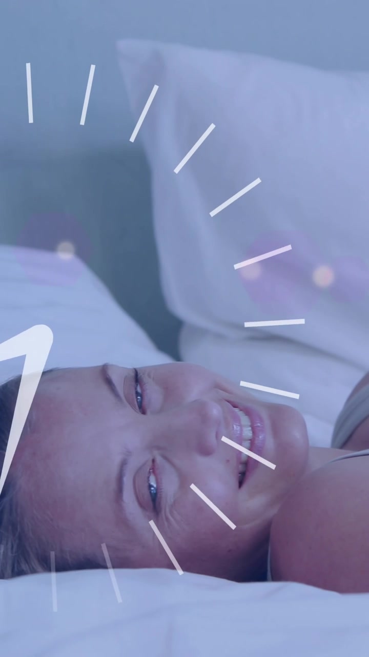 Relógio em movimento rápido sobre mulher caucasiana grávida feliz deitada na cama esfregando a barriga