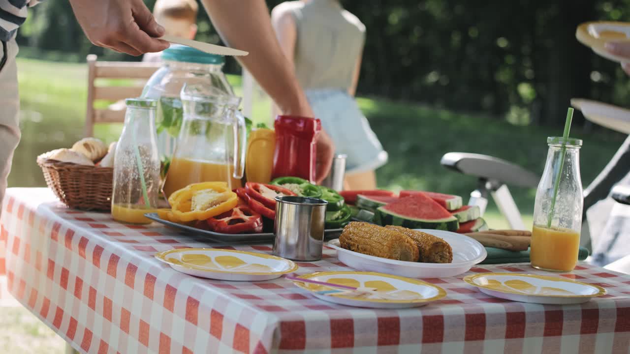 video de la puesta de la mesa contra el fondo de los niños jugando