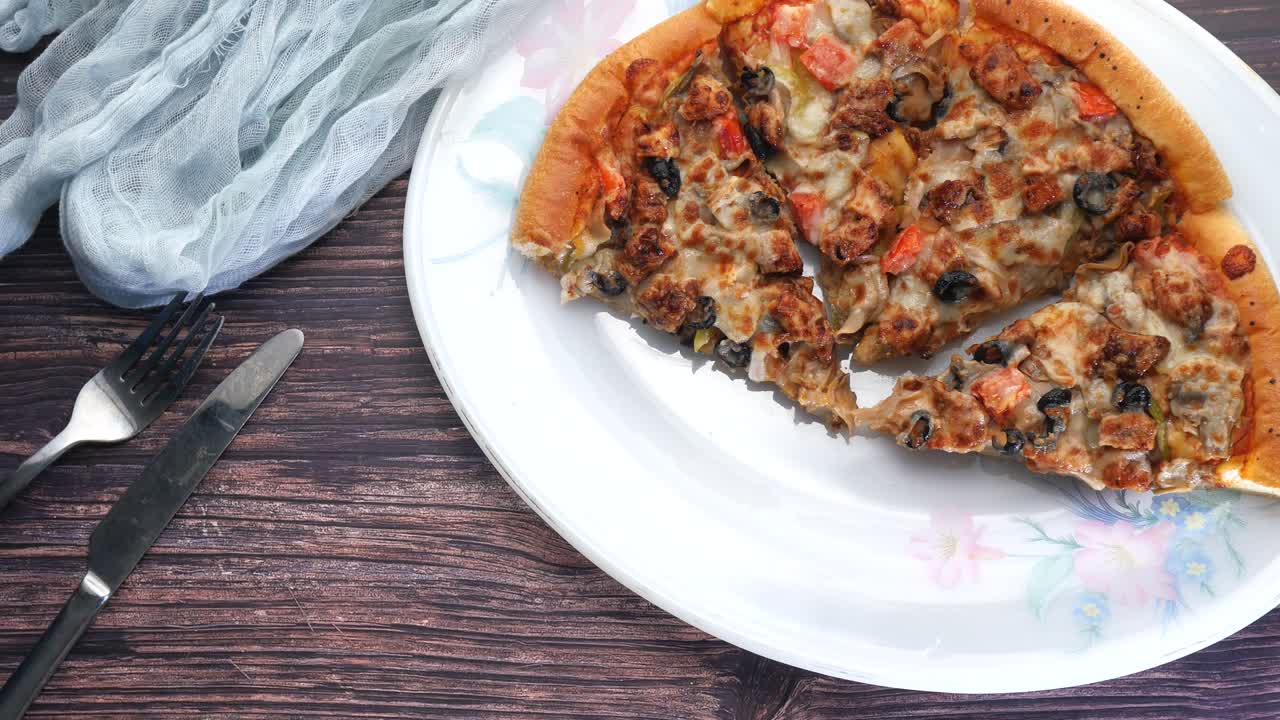 una rebanada de pizza en un plato