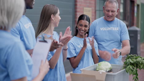 Voluntario-Feliz,-Aplausos-De-Donación