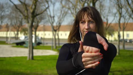 Konzentriertes-Sportliches-Mädchen,-Das-Im-Park-Die-Hände-Ausstreckt