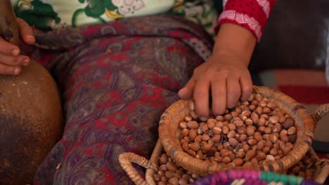 Seleccionando-Las-Almendras-Avellanas-Para-Producir-Aceite-De-Argán-En-Marruecos