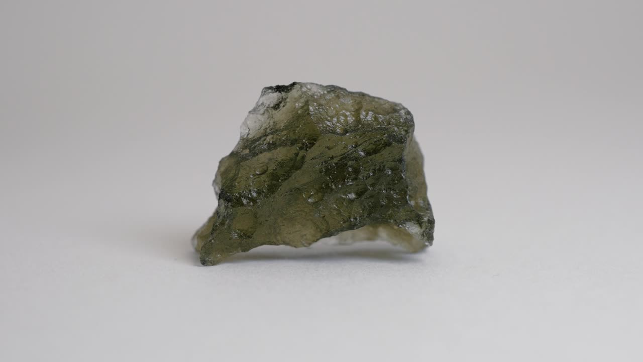 정통 원시 몰다바이트 암석 크리스탈 원석 4k 30p 매크로 샷