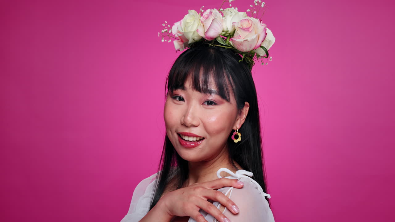 꽃 왕관을 입은 미소 짓는 여자