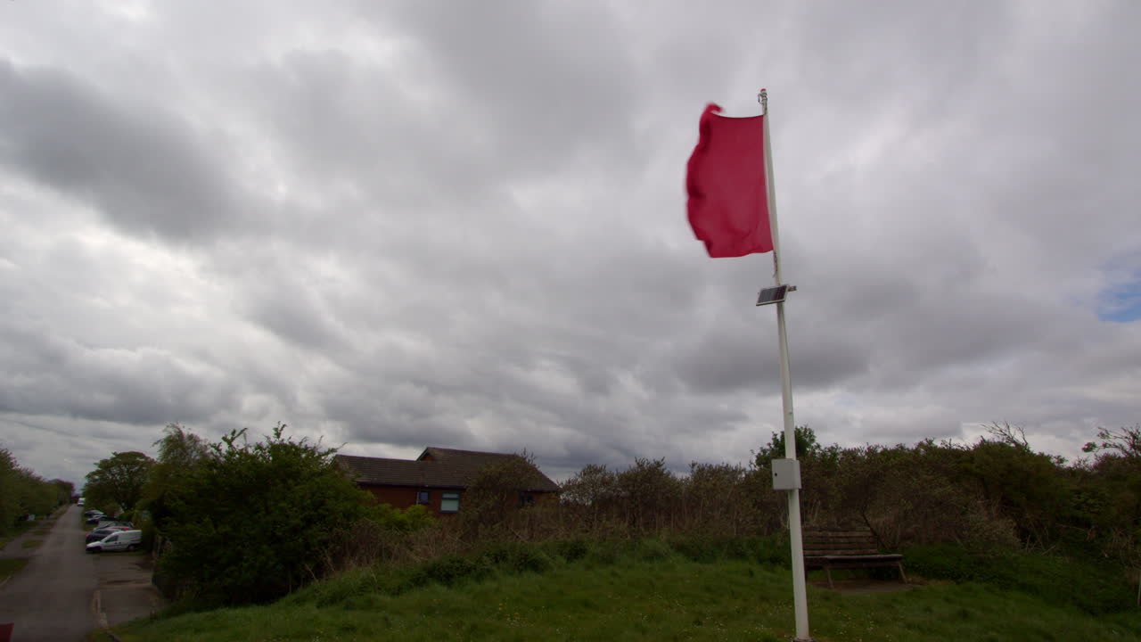 의 오른쪽에 바람이 불면서 빨간 위험 발이 날고 있습니다.