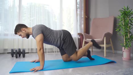 hombre de gimnasia adulto haciendo ejercicio en casa.
