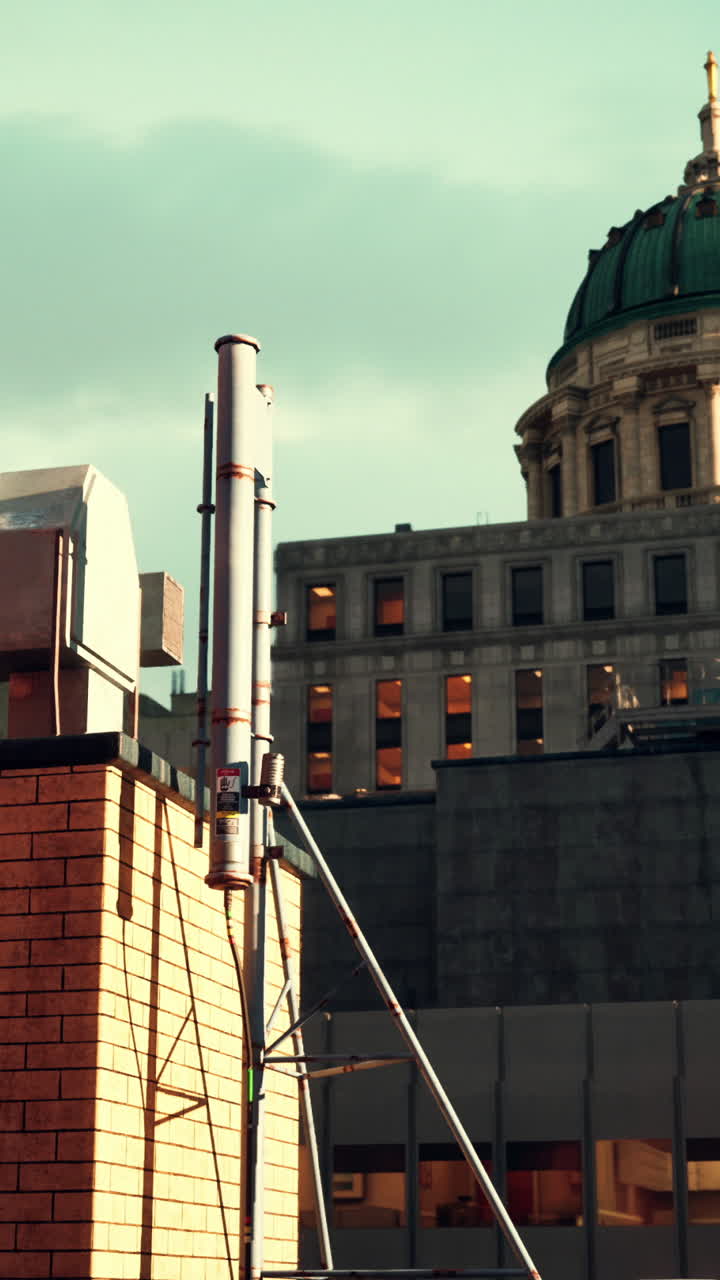 Tetto di Città con Antenna e Cupola di Edificio