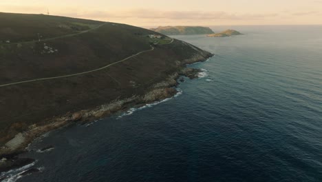 iglesia de cabo san adriano en la costa atlántica con las islas sisargas en la distancia en galicia, españa