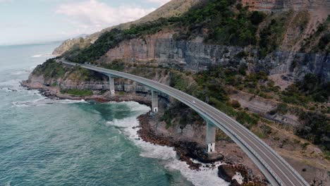 vista de pájaro del puente seacliff al lado del acantilado rocoso en nueva gales del sur, australia