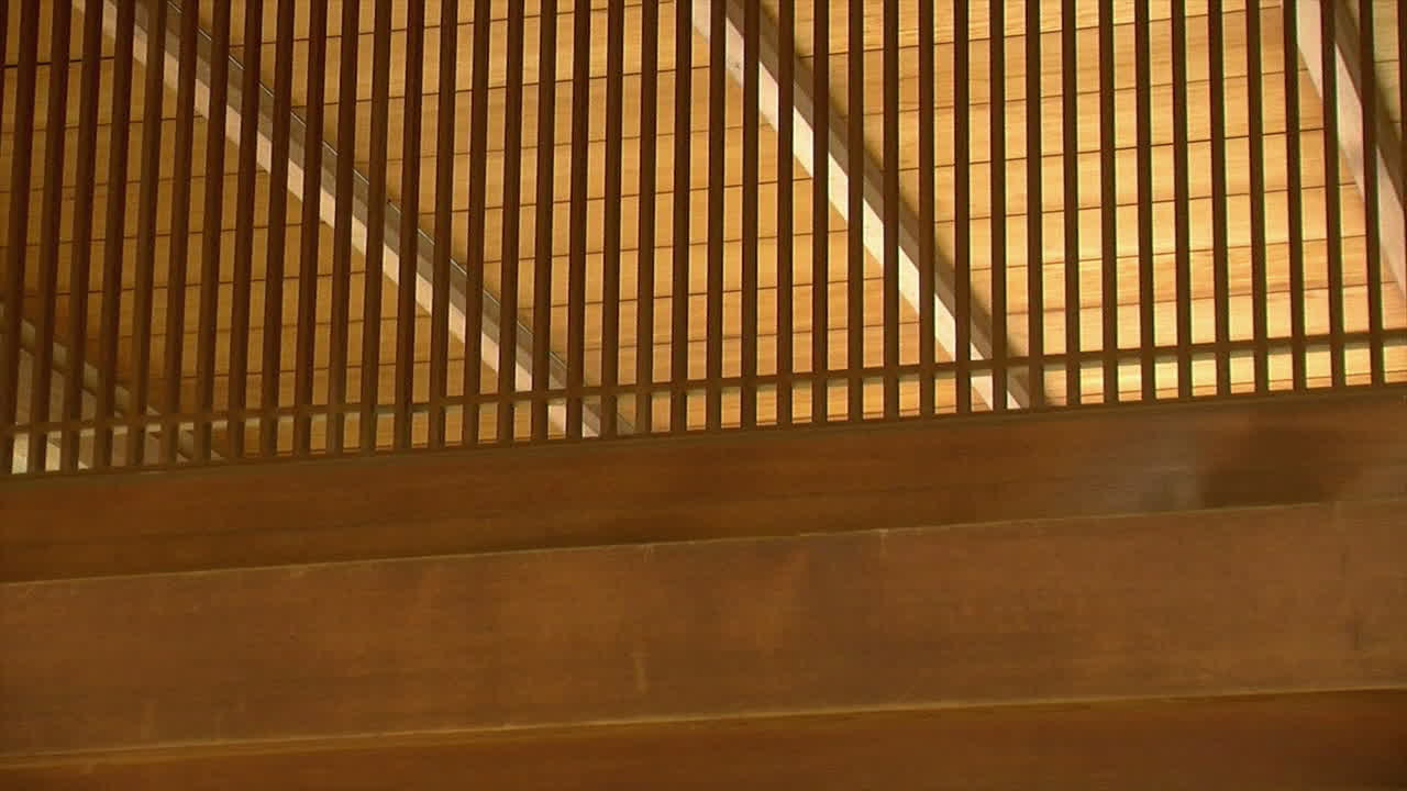 日本家屋の檜の組子を左から右へパン