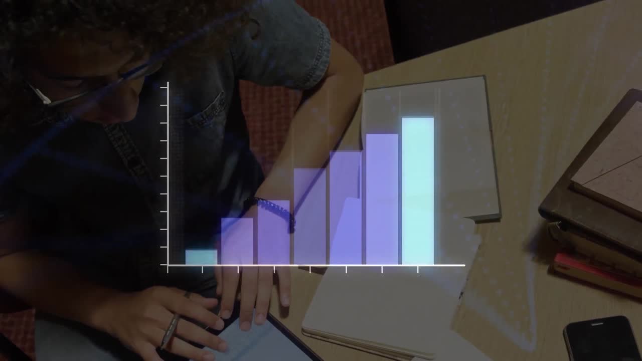 animación del procesamiento de datos estadísticos contra la vista aérea de biracial utilizando una tableta digital.