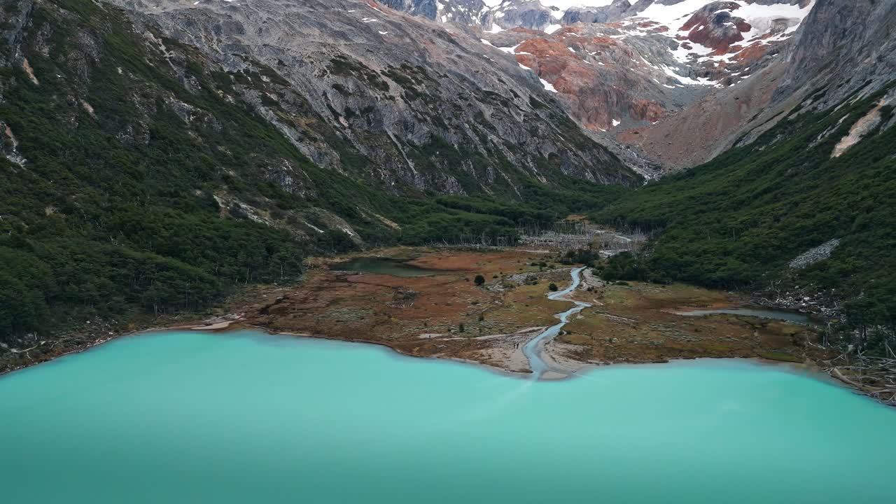 라구나 에스메랄다 (laguna esmeralda) 는 우슈아이아 (ushuaia) 의 가장 상징적인 호수이다.