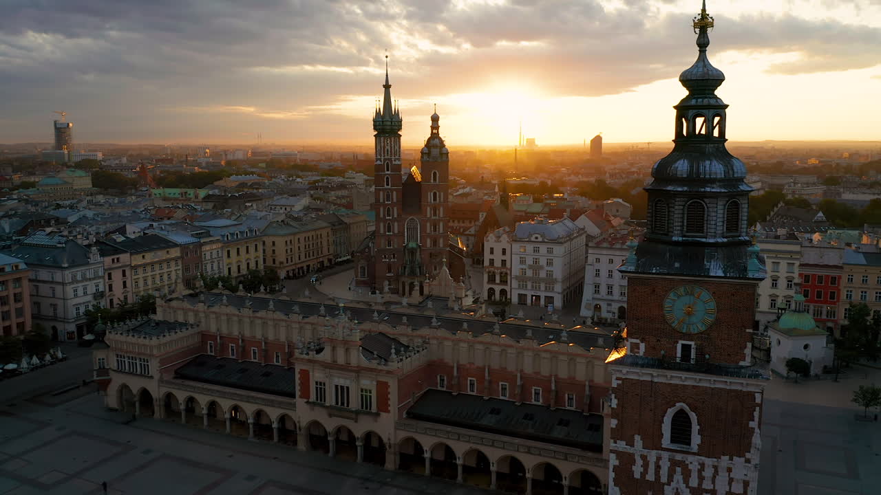 Panorama over Hovedtorget i Krakow, Polen under magisk soloppgang med mykt morgenlys