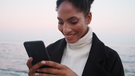 afrikanisch-amerikanisches mädchen mit mobiltelefon.