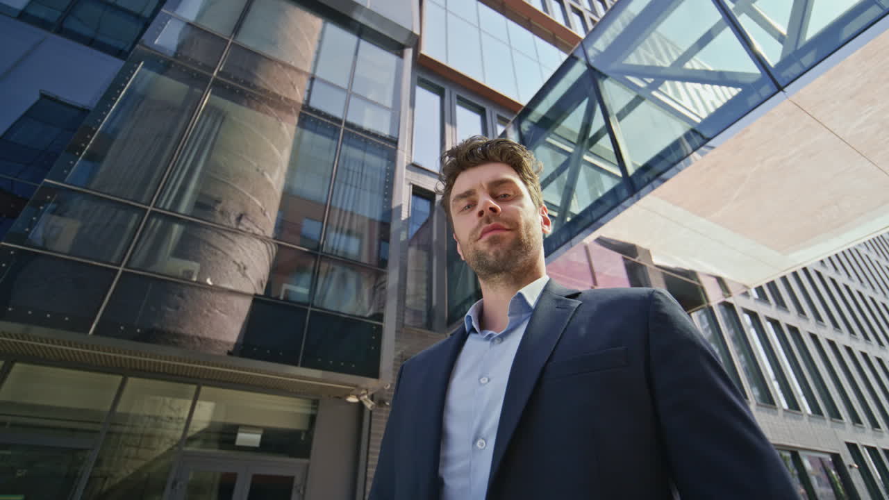 elegante banquero posando distrito de negocios urbano zoom en primer plano. hombre ceo guapo