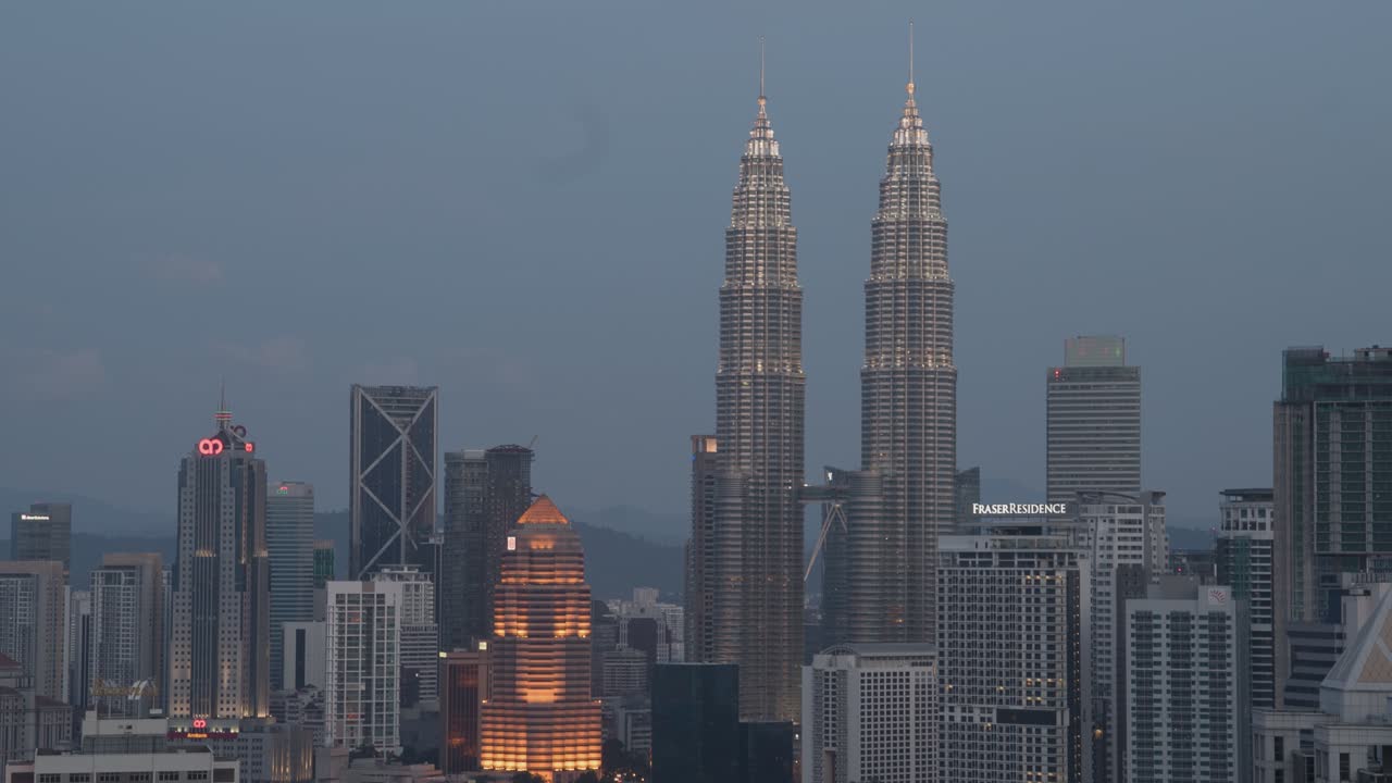 Horizonte urbano de Kuala Lumpur al anochecer