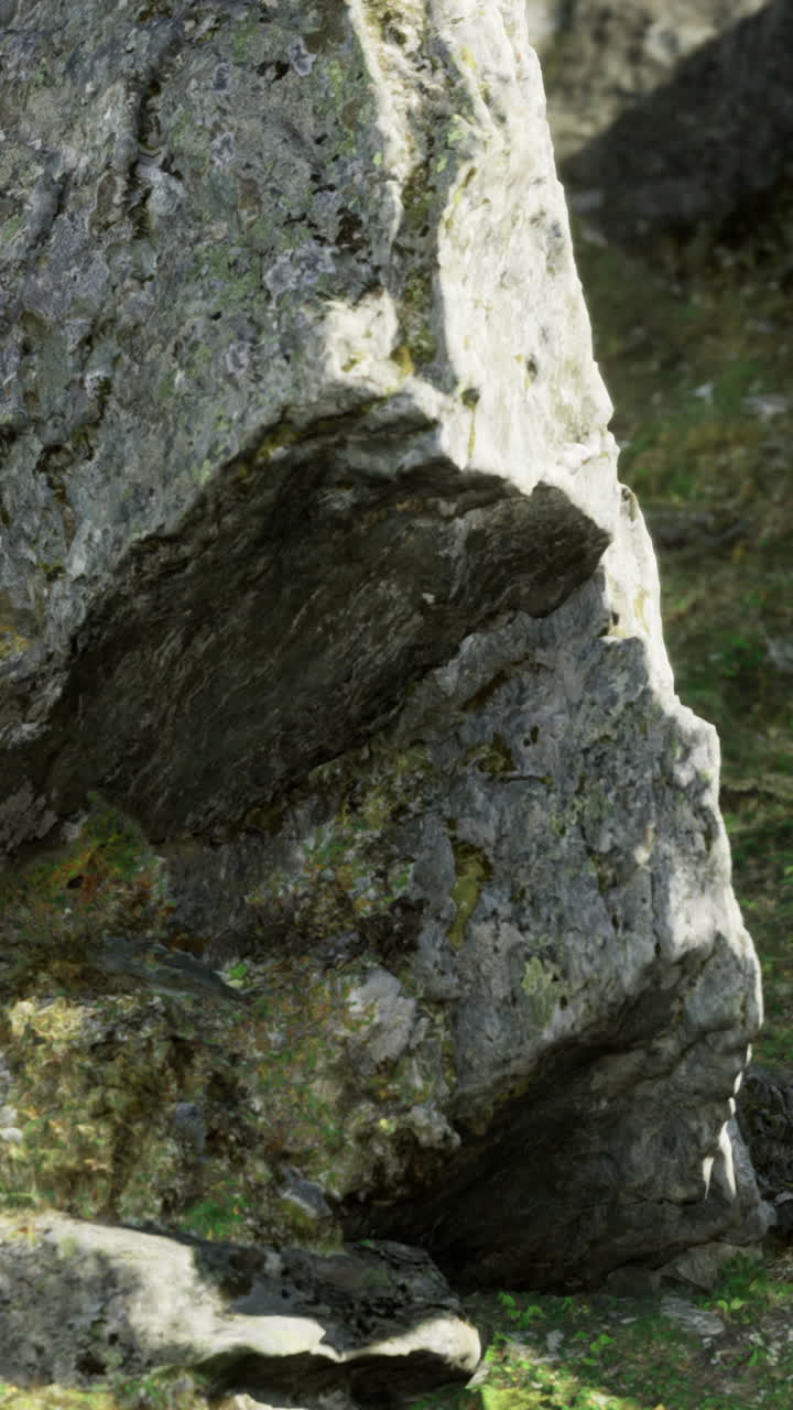 Formazione rocciosa naturale adagiata tranquillamente in una valle dal verde vibrante