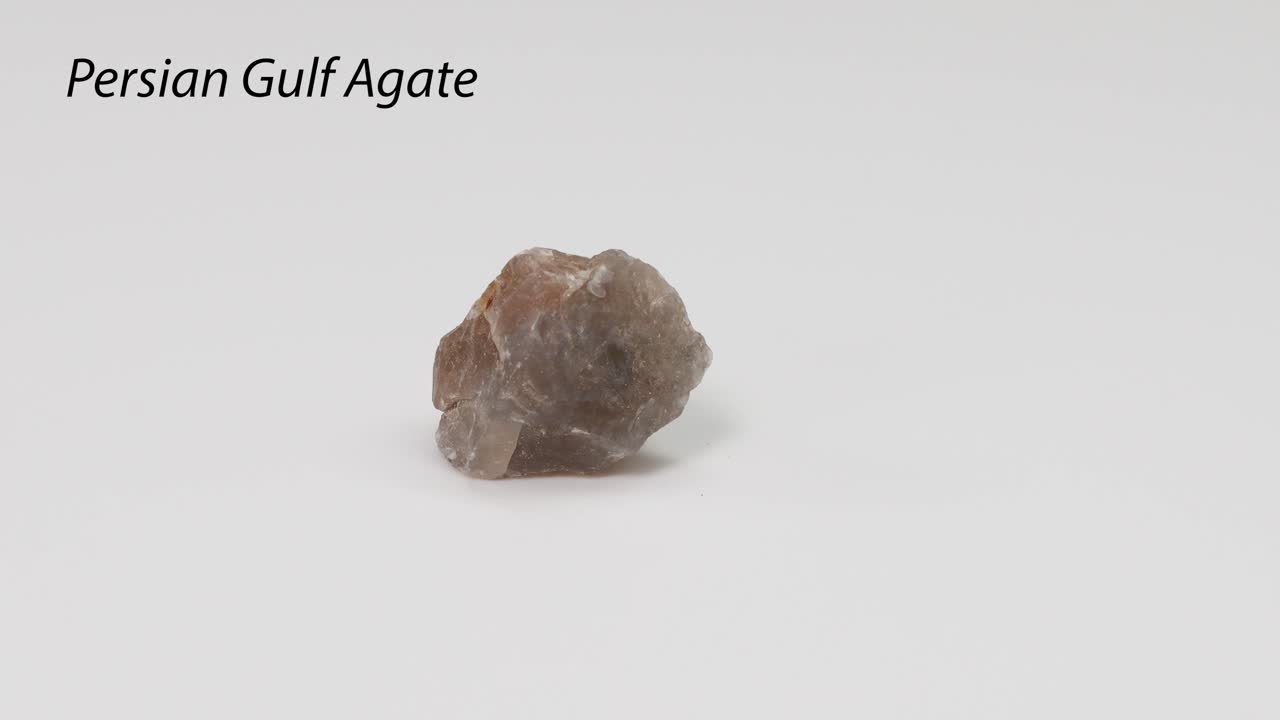 페르시아 만의 아가트는 색 표면에서 회전합니다.