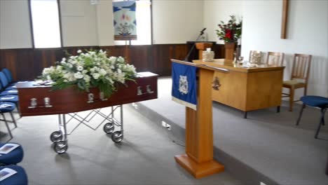 Primer-Plano-De-Un-Ataúd-Fúnebre-En-Un-Coche-Fúnebre-O-Capilla-O-Entierro-En-El-Cementerio