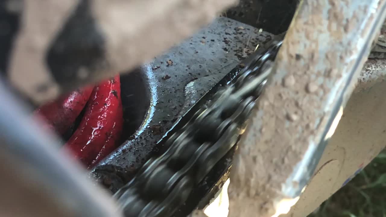 느린 동작으로 모터크로스 오토바이에 기름을 바르는 윤활 체인