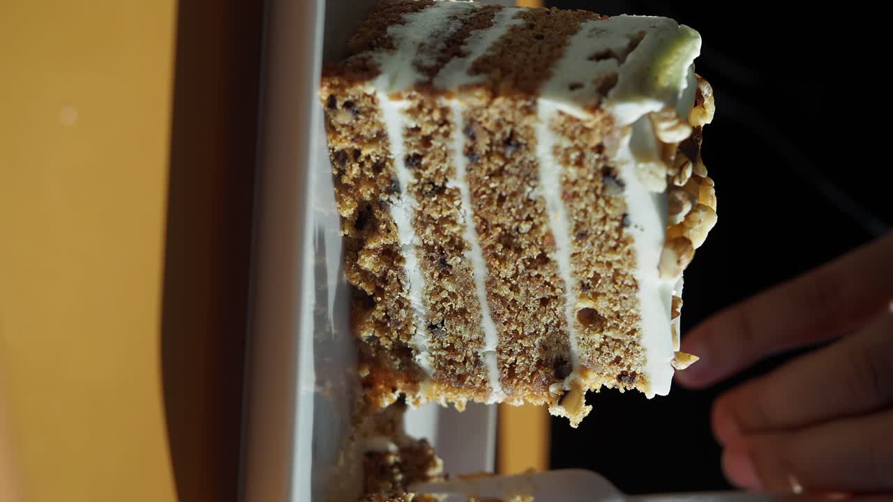 una rebanada de pastel de zanahorias