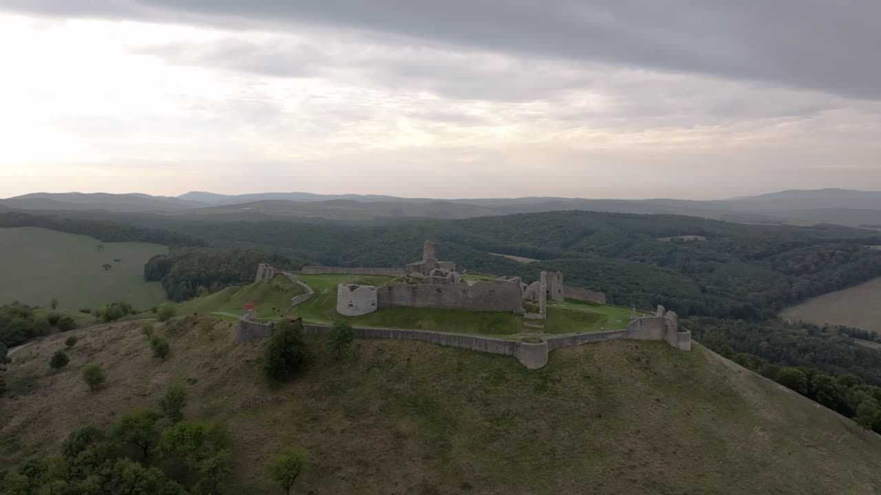 Veduta aerea delle rovine storiche del Castello di Branc abbracciate da dolci colline