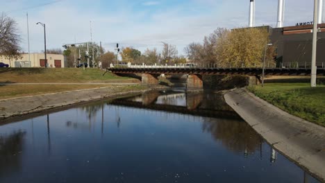 Drohne-Fliegt-über-Einen-Fluss-Mit-Gras-Auf-Jeder-Seite