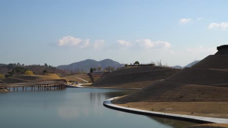 el magnífico jardín del lago en el parque nacional de la bahía de suncheon con el puente de los sueños - paisaje estático en el día de otoño