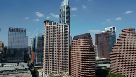 panorámica justo sobre los rascacielos del distrito central de negocios de austin, texas