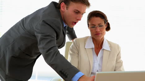 Business-people-talking-together-at-desk