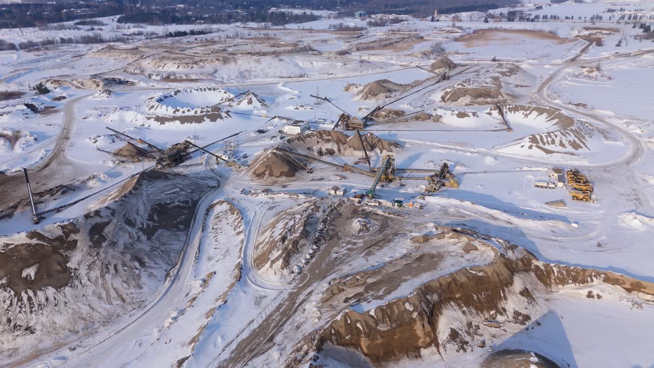 Drone-näkymä sorakuopasta ja kiviaineslouhoksesta Caledonissa, talvimaisema.