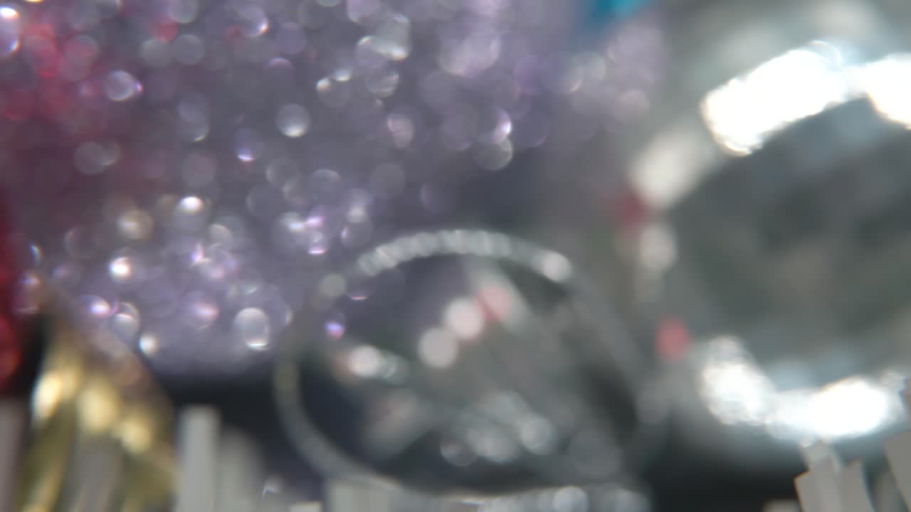 꿈꾸는 크리스마스 휴가 장식, 다채로운 크리스탈 장식, 360 회전 스탠드에 다채로운 공, 새해 장식, 반이는 조명, 영화 매크로, 안정된 4k 비디오, 아름다운 필드 깊이