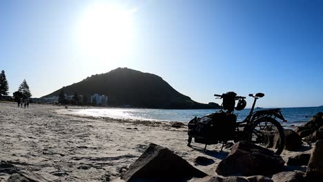 Tourenrad-Am-Strand-An-Einem-Sonnigen-Tag