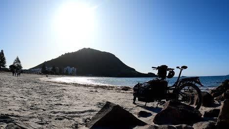 bicicleta de paseo en la playa en un día soleado