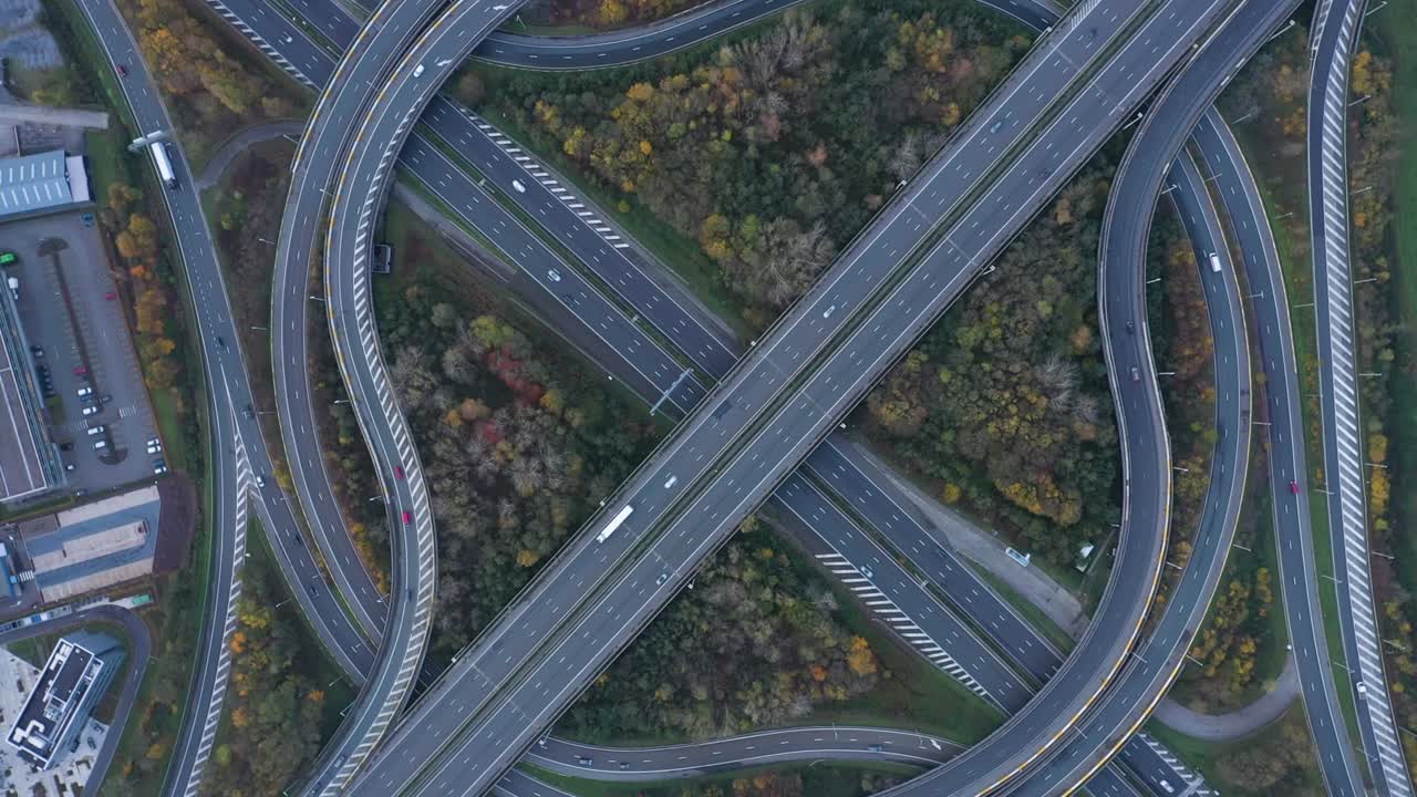 복잡한 도로 교차로를 운행하는 차량의 항공 시각.