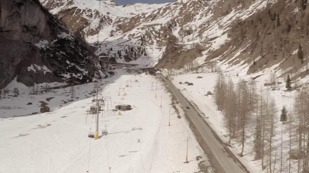 눈 인 산악 스키 리조트 공중 사진